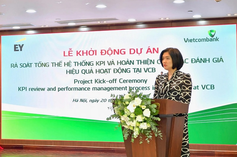 Bà Phùng Nguyễn Hải Yến - Phó Tổng Giám đốc Vietcombank - Trưởng Ban triển khai Dự án phát biểu tại buổi Lễ