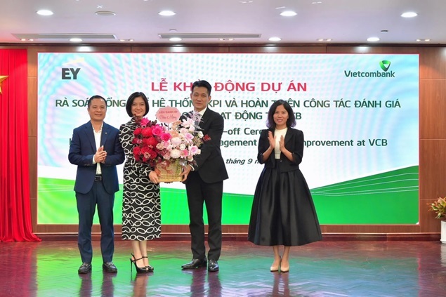 Đại diện Ban Lãnh đạo Vietcombank và đại diện Liên danh EY chụp ảnh lưu niệm