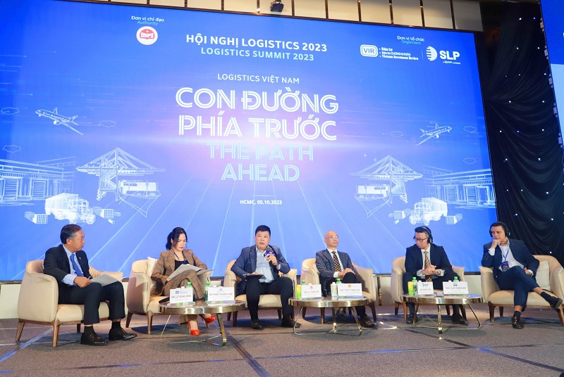 Các diễn giả chia sẻ tại phiên tọa đàm nhận diện về ngành dịch vụ logistic Việt Nam