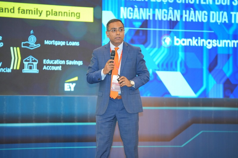 Ông Sayantan Choudhury, Phó Tổng Giám đốc, Tư vấn Công nghệ, EY Consulting VN trình bày về tầm quan trọng của dữ liệu trong chiến lược chuyển đổi số của ngân hàng