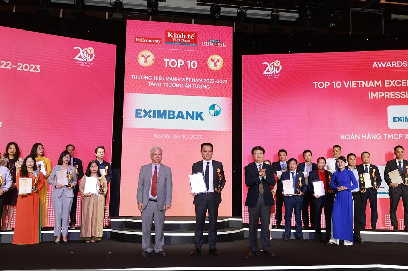 Ông Nguyễn Cảnh Anh (chính giữa), thành viên HĐQT đại diện Eximbank nhận chứng nhận Top 10 Thương hiệu mạnh – Tăng trưởng ấn tượng năm 2023. Ảnh: Eximbank