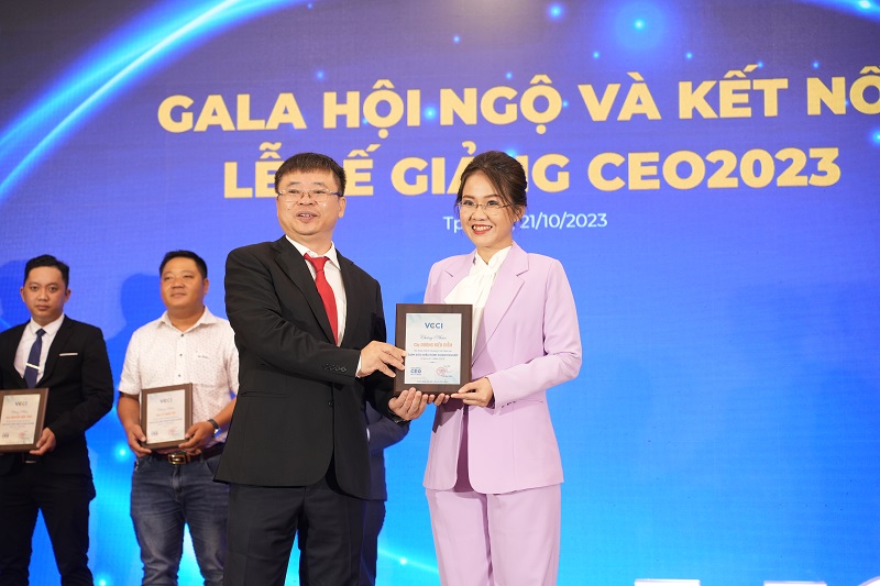 Ông Trần Ngọc Liêm - Giám đốc VCCI chi nhánh TP HCM trao chứng nhận tốt nghiệp cho học viên của cộng đồng CEO VCCI