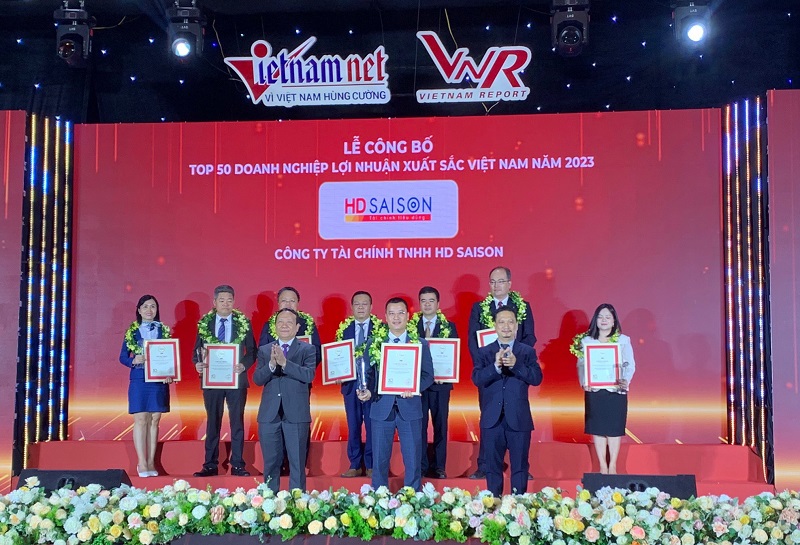 Đại diện HD SAISON nhận giải thưởng TOP 50 Doanh nghiệp Lợi nhuận Xuất sắc Việt Nam