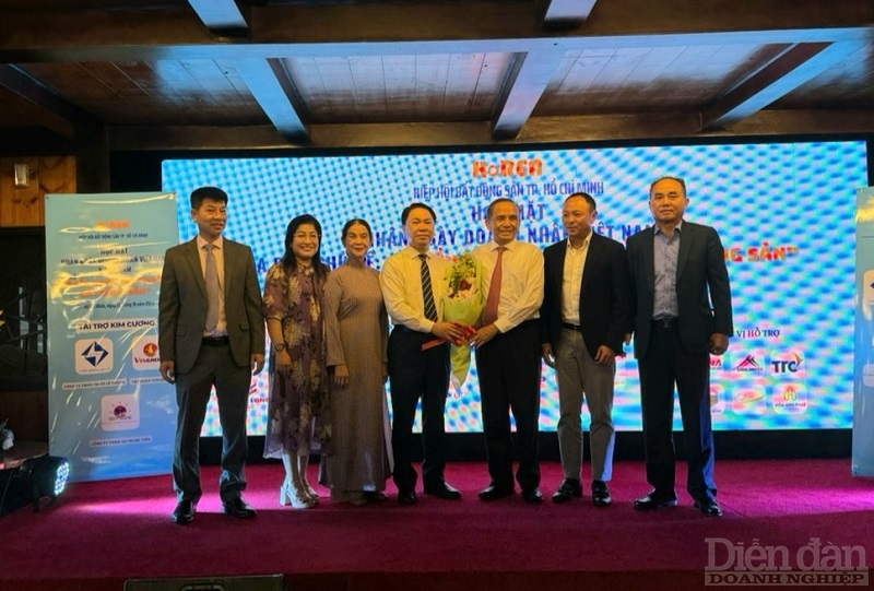 Ông Lê Hoàng Châu cùng các lãnh đạo doanh nghiệp, thành viên Ban chấp hành HoREA tặng hoa cho ông Trần Hoàng Quân