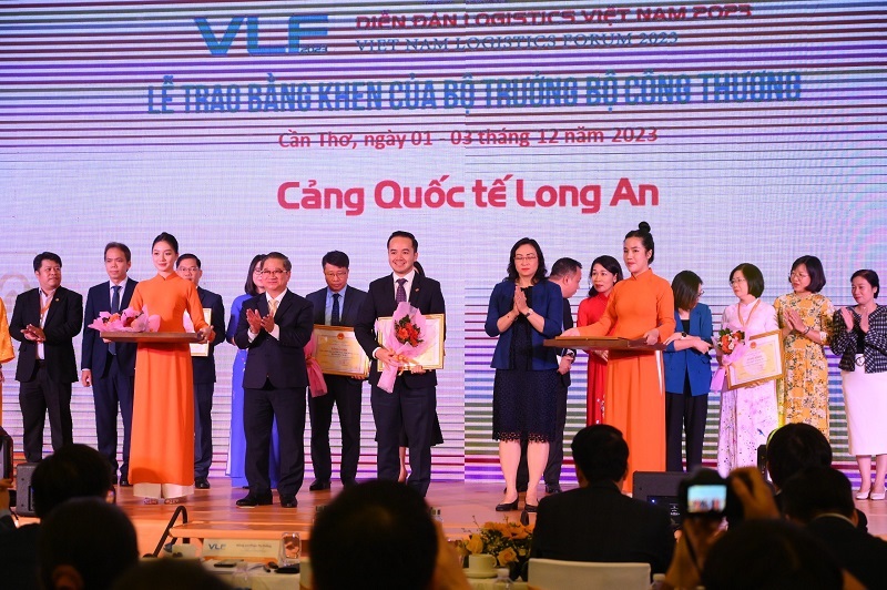 Ông Võ Quốc Huy - Chủ tịch HĐQT Cảng Quốc tế Long An nhận Bằng khen của Bộ Công thương tại VLF 2023