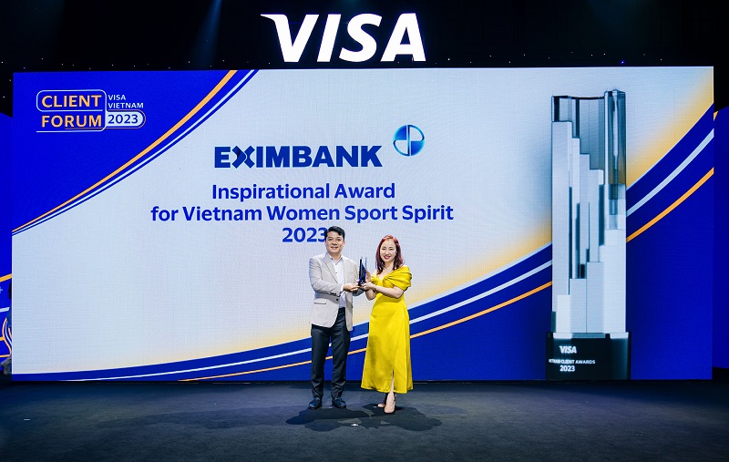 Bà Nguyễn Trần Kim Chi - Giám đốc phụ trách Marketing Việt Nam & Lào của Visa trao tặng giải thưởng cho đại diện Eximbank – Ông Nguyễn Hoàng – Giám đốc Trung tâm Thẻ Eximbank