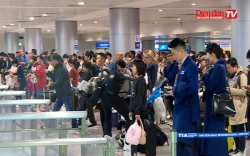 Sân bay Tân Sơn Nhất đông nghẹt kiều bào về quê ăn Tết