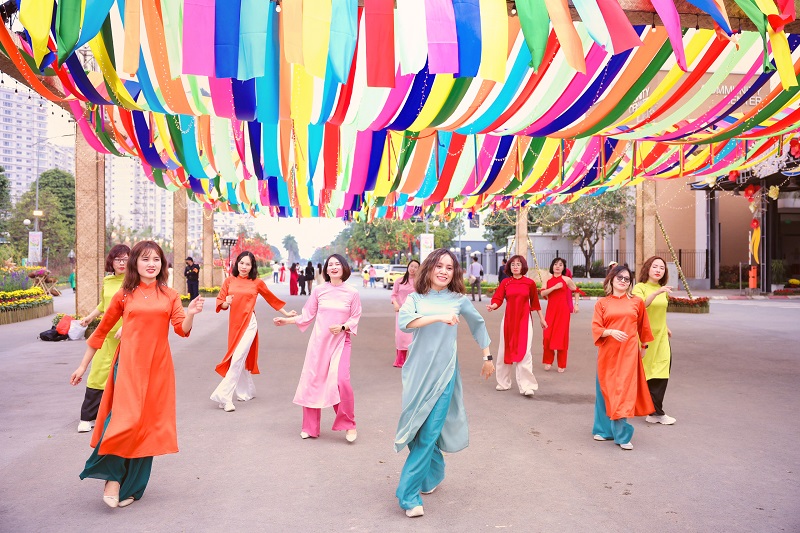 Xuân đến Tết về là dịp các thiếu nữ Hà Thành xúng xính trong tà áo dài tại đường hoa Home Hanoi Xuan 2024 - Ảnh: CHÍ LINH