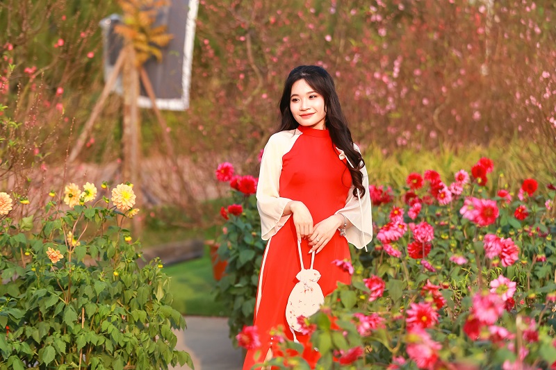 Thiếu nữ Hà thành xúng xính trong tà áo dài tại đường hoa Home Hanoi Xuan 2024 - Ảnh: CHÍ LINH