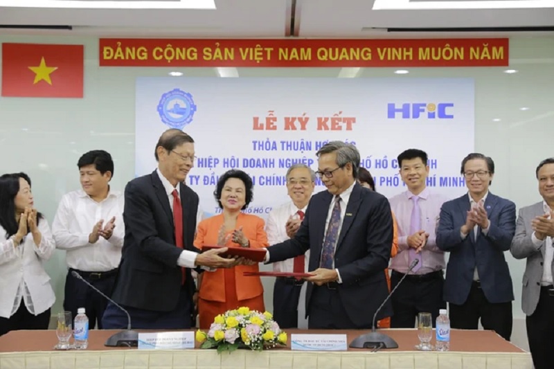 Ông Tống Phước Thanh - Tổng thư ký HUBA và ông Nguyễn Quang Thanh - P.TGĐ HFIC, đại diện 2 bên ký kết thỏa thuận hợp tác 