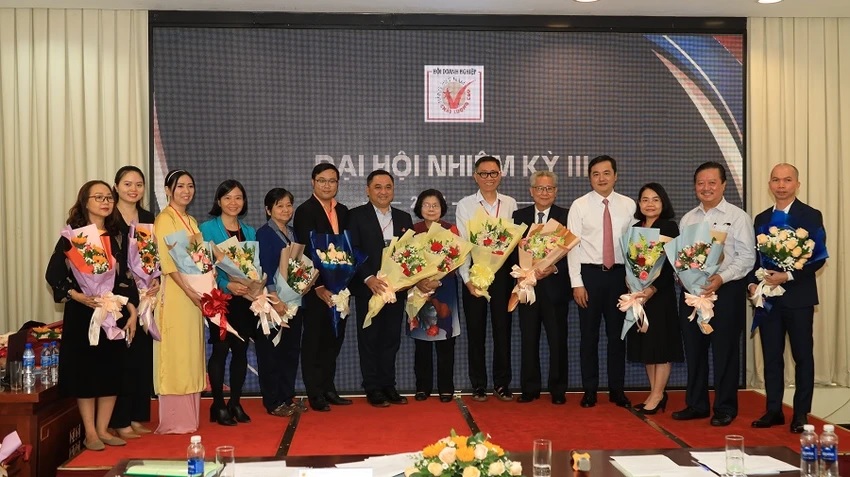Tại Đại hội, Bà Vũ Kim Hạnh (thứ 7 từ trái qua) tái đắc cử Chủ tịch Hội doanh nghiệp hàng Việt Nam chất lượng cao nhiệm kỳ 2024-2028