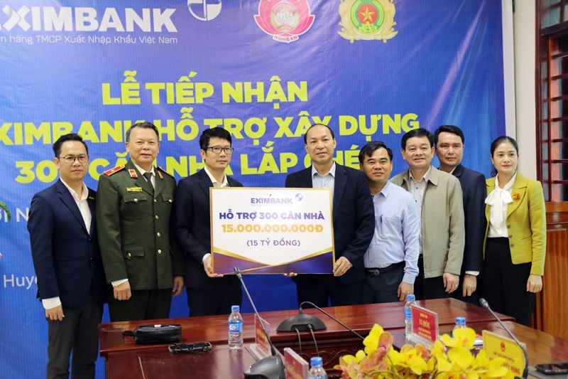 Ngân hàng Eximbank trao kinh phí hỗ trợ xây dựng 300 căn nhà lắp ghép cho huyện Kỳ Sơn