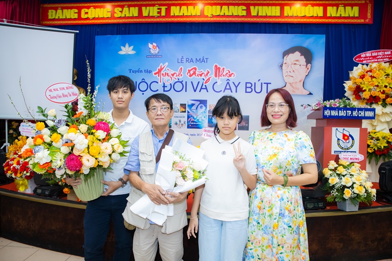 Gia đình nhà văn, nhà báo Huỳnh Dũng Nhân tại Lễ ra mắt tuyển tập