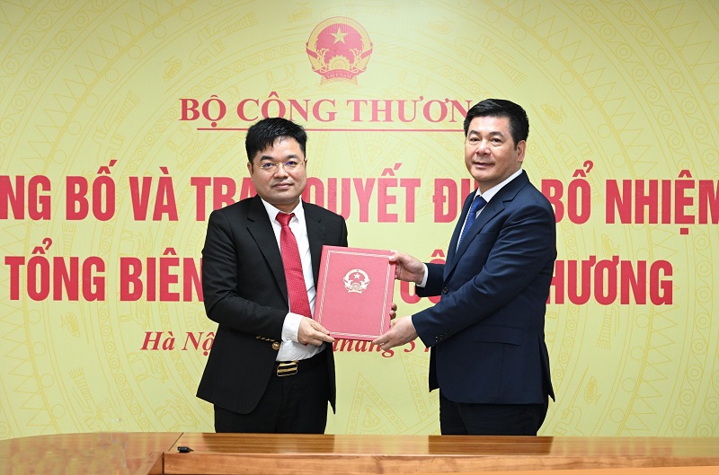 Ông Nguyễn Văn Minh làm Tổng Biên tập Báo Công thương- Ảnh 1. Bộ trưởng Nguyễn Hồng Diên trao quyết định cho ông Nguyễn Văn Minh.