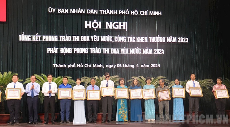 Ngân hàng Nhà nước chi nhánh TP. Hồ Chí Minh nhận Bằng khen của Uỷ ban Nhân dân Thành phố. Nguồn ảnh: Thành ủy TPHCM)