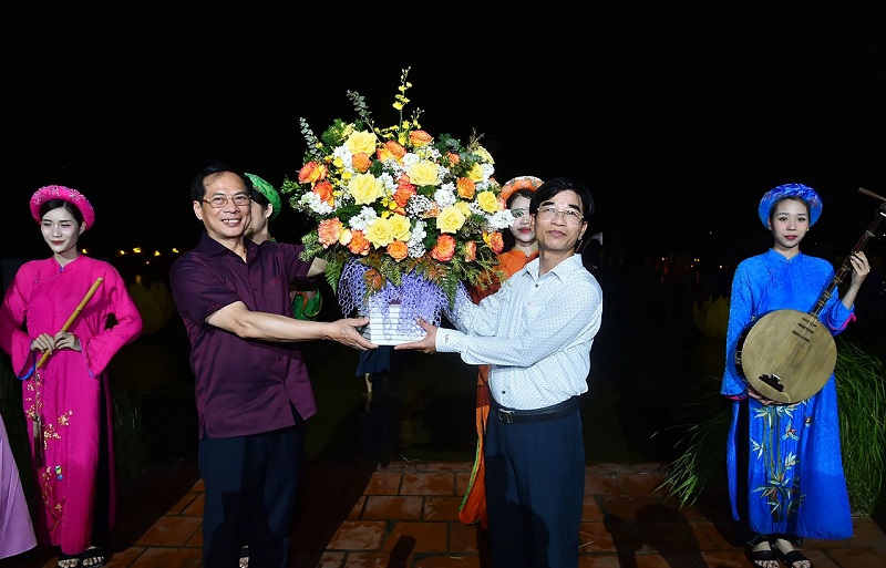 Bộ trưởng Ngoại giao Bùi Thanh Sơn tặng hoa cho các nghệ sĩ biểu diễn vở diễn thực cảnh “Tinh hoa Bắc Bộ” và đại diện lãnh đạo Công ty Tuần Châu.