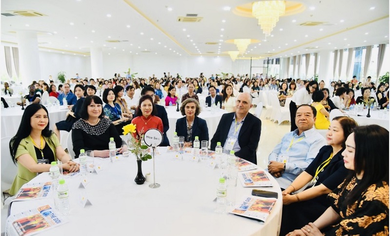 Phu nhân Bộ trưởng Ngoại giao Bùi Thanh Sơn, Chủ tịch danh dự Nhóm Phụ nữ Cộng đồng ASEAN tại Hà Nội Vũ Thị Bích Ngọc cùng các đại biểu tại chương trình Giao lưu với các nhà ngoại giao nữ, phu nhân đại sứ và ngoại giao đoàn năm 2024.
