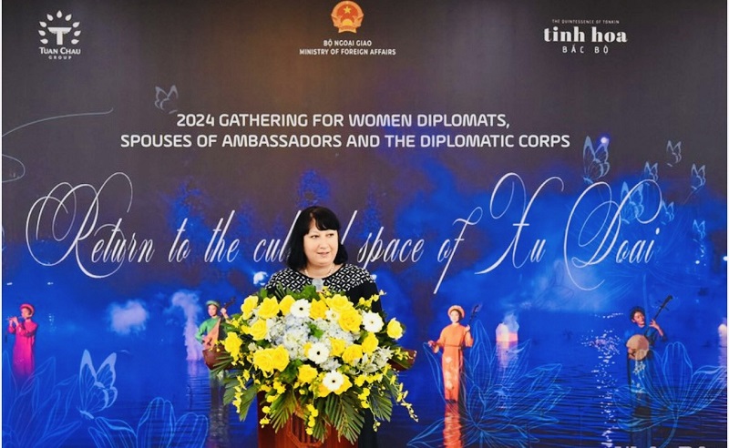 Đại sứ Đặc mệnh toàn quyền Rumani tại Việt Nam Cristina Romila phát biểu tại chương trình.