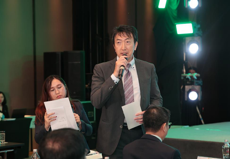 Ông Yoshizawa Toshiki, Thành viên HĐQT OCB trả lời cổ đông về nội dung liên quan đến mối quan hệ hợp tác giữa ngân hàng Aozora và OCB