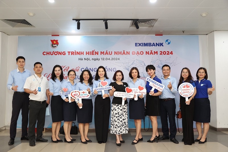 Bà Doãn Hồ Lan – Thành viên ban kiểm soát (thứ 6 từ phải qua) cùng bà Trịnh Thị Hải Yến (thứ 6 từ trái qua) – Trưởng VPĐD Eximbank tại Hà Nội cùng CBNV Eximbank hiến máu tại sự kiện.