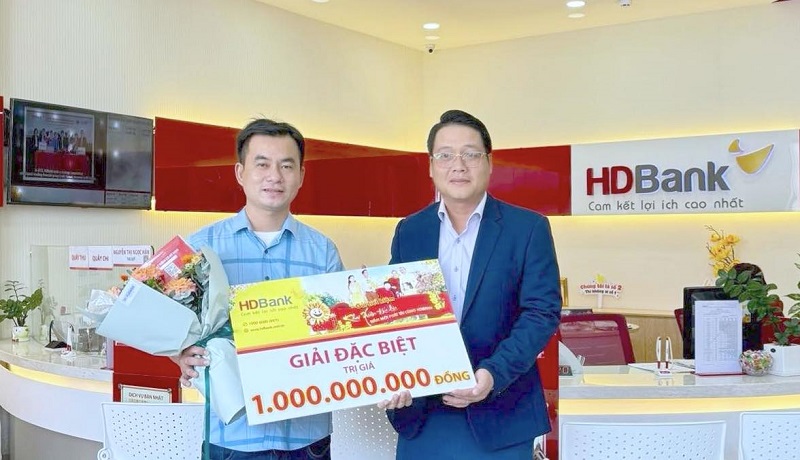 Khac hs hàng Dương Hoàng Đinh nhận giải tỷ phú từ HDBank
