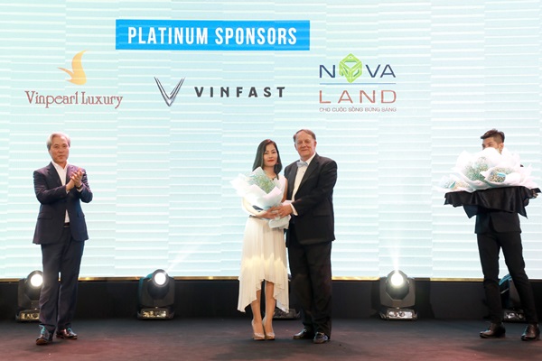 Đại diện Tập đoàn Novaland nhận hoa tri ân cho Nhà tài trợ Bạch Kim trong chương trình