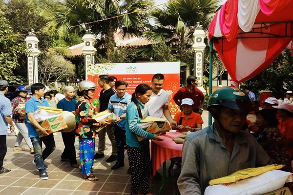 Hàng trăm phần quà Tết trao tặng bà con có hoàn cảnh khó khăn tại xã Long Khánh, tỉnh Đồng Tháp do Tập Đoàn Novaland phối hợp cùng gia đình cô giáo Nhế tổ chức