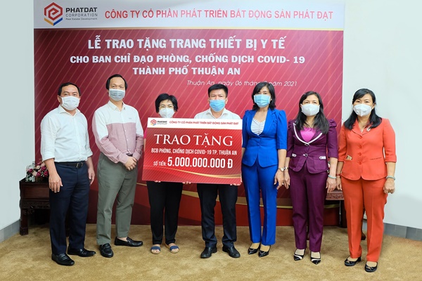 Ông Bùi Quang Anh Vũ (thứ 2 từ trái qua) - Tổng Giám đốc PDR, trao gói tài trợ với tổng giá trị 5 tỷ đồng cho Ban chỉ đạo Phòng chống dịch Covid-19 TP.Thuận An