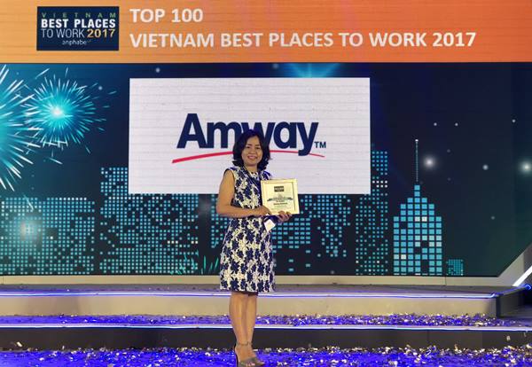 Bà Phan Nguyên Nhật Thảo – Giám đốc Nhân sự Amway Việt Nam nhận giải Top 100 Nơi làm việc tốt nhất 2017