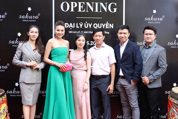 Đại sứ Thương hiệu, siêu mẫu Thanh Hằng và Ban lãnh đạo Sakura Việt Nam tham dự khai trương showroom tại Đà Nẵng 