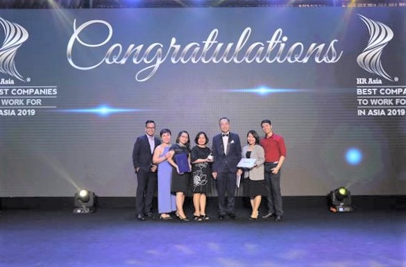 Đại diện Công ty Amway Việt Nam và Ban tổ chức HR Asia Award