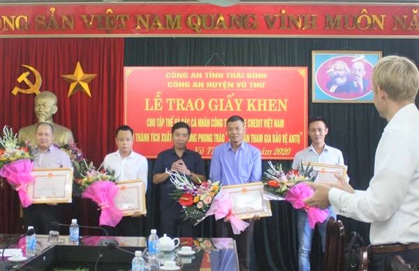  1 số nhân viên của Home Credit cũng được nhận bằng khen của UBND huyện Vũ Thư, Thái Bìnhp/khen 