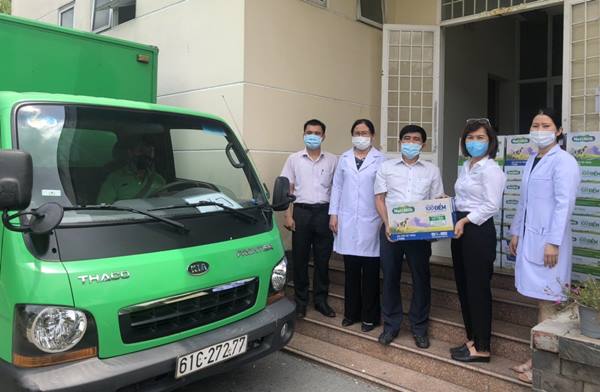 BS Trần Thị Minh Nguyệt trao tặng sữa cho các y bác sỹ đang thực hiệnp/nhiệm vụ tại quận 12