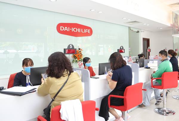 Nhân viên tài chính Dai-ichi Life VN t7 vấn cho khách hàng khi tìm hiểu sản phẩm bảo hiểm