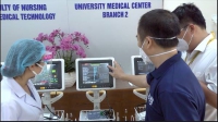 Quỹ Philips và Philips Việt Nam ủng hộ máy theo dõi bệnh nhân Covid -19