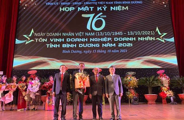 ông Sai Ramana Ponugoti Tổng Giám Đốc P&G Việt Nam đã được Chủ Tịch UBND tỉnh Bình Dương trao tặng Bằng khen “Doanh nhân tiêu biểu 2021” 