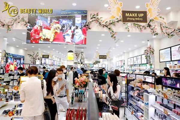 Khách hàng đến mua sắm tại siêu thị AB Beauty World 