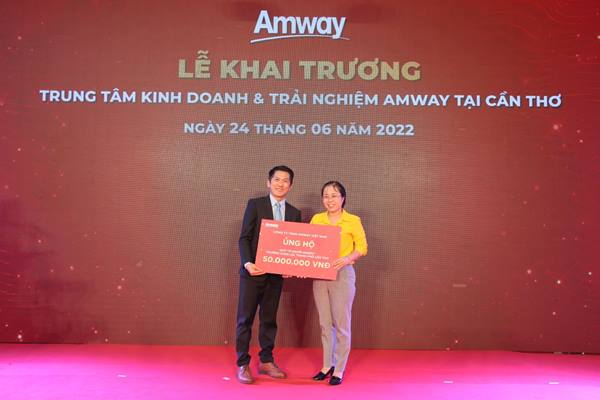 Amway Việt Nam đã trao tặng 50 triệu đồng hỗ trợ Quỹ vì người nghèo 