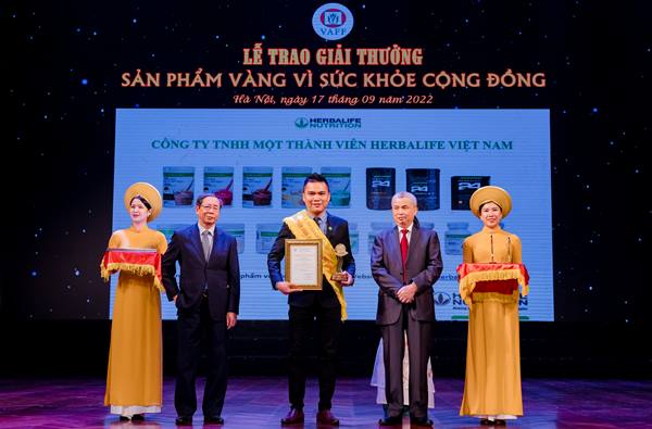 Herbalife Việt Nam nhận giải thưởng “Sản phẩm vàng vì sức khỏe cộng đồng 2022