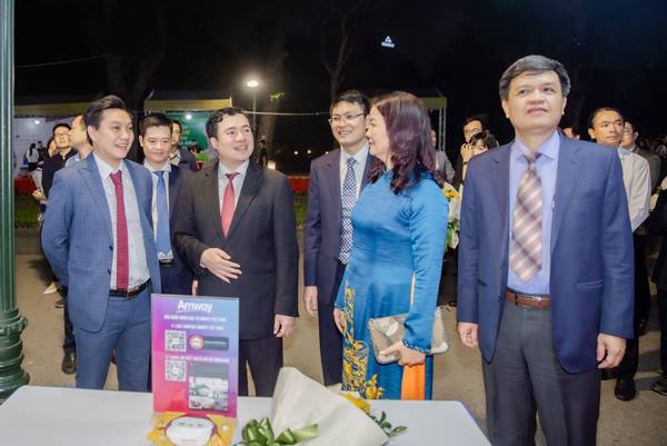Các đại biểu tham quan gian hàng của Amway Việt Nam