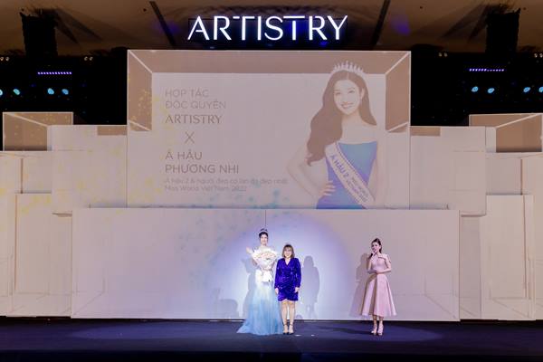 Đại diện Thương hiệu Artistry tặng hoa cho Á hậu 2 Miss World Việt Nam 2022 Nguyễn Phương Nhi