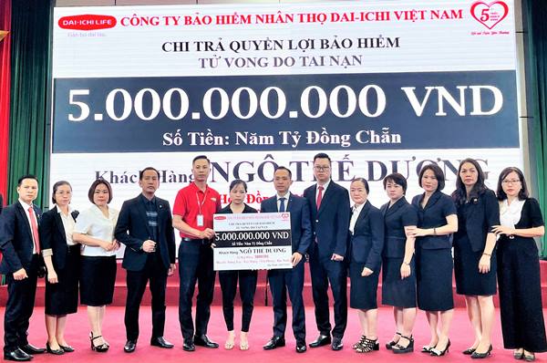 Dai-ichi Life Việt Nam chi trả 5 tỷ đồng quyền lợi bảo hiểm cho một khách hàng 	