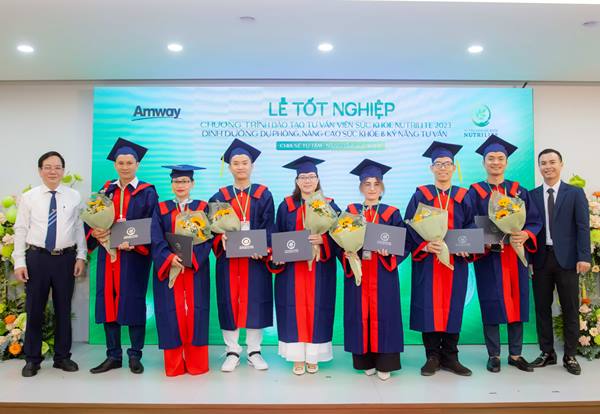  Amway Việt Nam vừa tổ chức Lễ tốt nghiệp Tư vấn viên sức khỏe dinh dưỡng Nutrilite 2023 cho 182 học viên là Nhà phân phối của công ty.