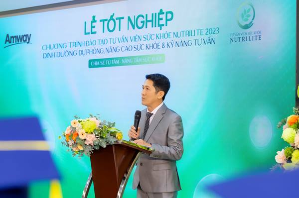 Ông Huỳnh Thiên Triều – Tổng Giám đốc Công ty Amway Việt Nam phát biểu tại buổi lễ t61t nghiệp