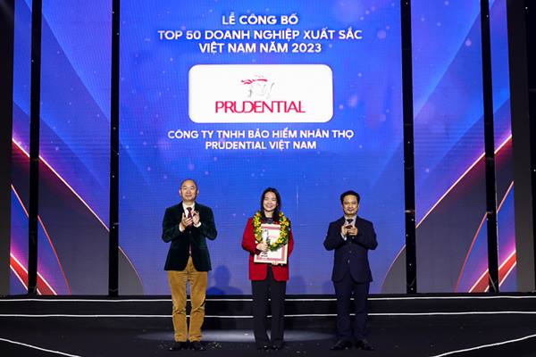 Bà Mandy Trần -p/Phó TGĐ Phát triển Kinh doanh Kênh Đại lý, đại diện Prudential nhận Cúp và Chứng nhậnp/Top 50 Vietnam The Best 2023.