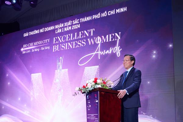 Chủ tịch UBND TP.HCM Phan Văn Mãi chúc mừng các Nữ doanh nhân xuất sắc của TP