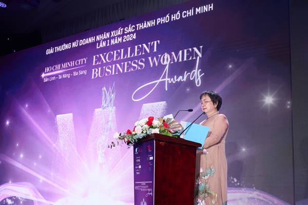 Bà Cao Ngọc Dung - Chủ tịch Hội Nữ doanh nhân TP.HCMp/phát biểu tại buổi lễ trao giải thưởng 