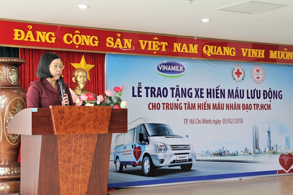 Bà Trần Thị Như Tố, Giám đốc Trung tâm hiến máu nhân đạo TP.HCM phát biểu tại buổi lễ.