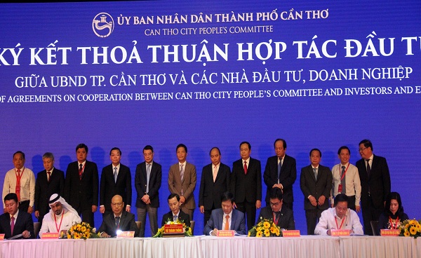 Các đại biểu ký kết hợp tác đầu tư với UBND thành phố Cần Thơ.