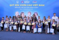 Quỹ sữa “Vươn cao Việt Nam” và Vinamilk trao 64.000 ly sữa cho trẻ em tỉnh Bình Định